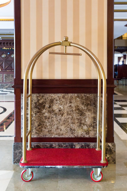 一家大饭店大厅里的行李车图片下载