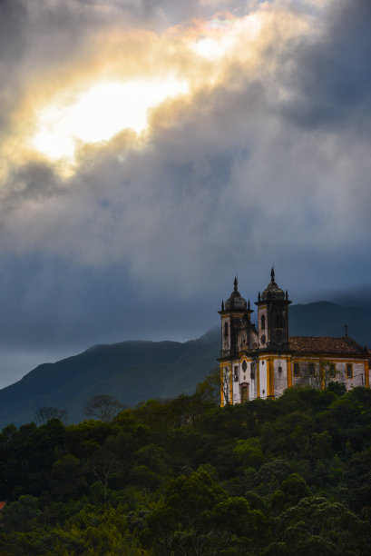 Dramatic clouds above the São Francisco de Paula church in Ouro Preto图片下载