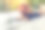 不同的女性在户外工作笔记本电脑，数字游牧的生活方式图片下载