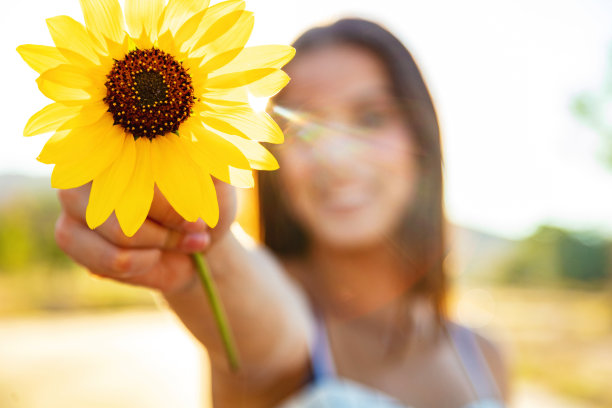 向日葵在手少年女性户外农村公路活动在阳光明媚的科罗拉多天肖像照片系列图片下载