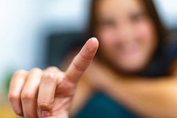 活跃的青少年女性在商业建筑肖像照片系列室内图片下载