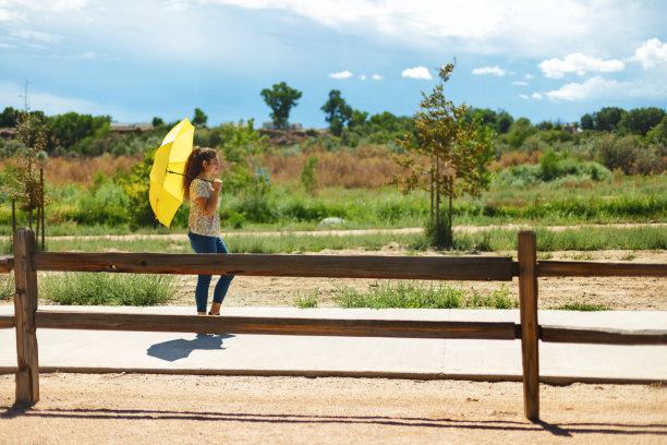 黄色雨伞夏季肖像西班牙墨西哥美国户外照片系列图片下载