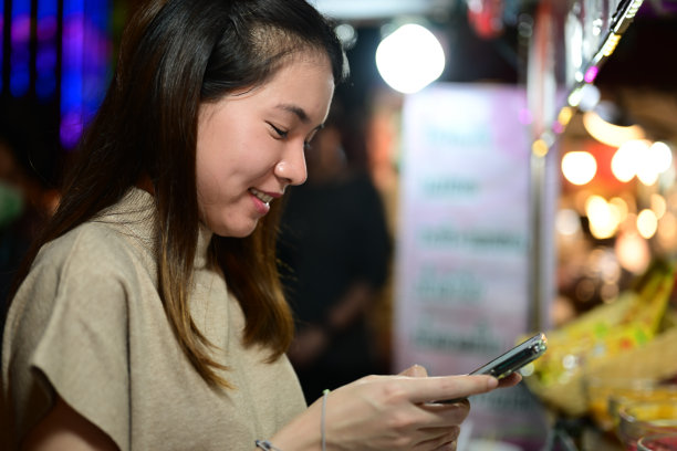 女子在街市上使用手机图片下载