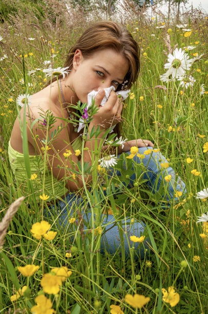 年轻女子得了花粉热图片下载