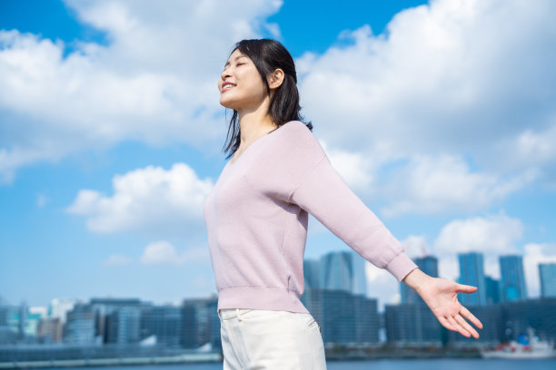 年轻的女商人在外面深呼吸图片下载