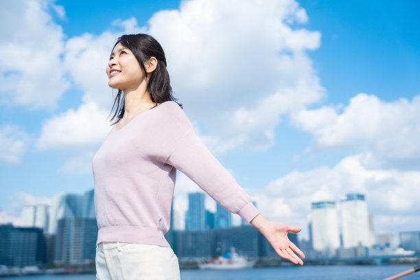 年轻的女商人在外面深呼吸图片下载
