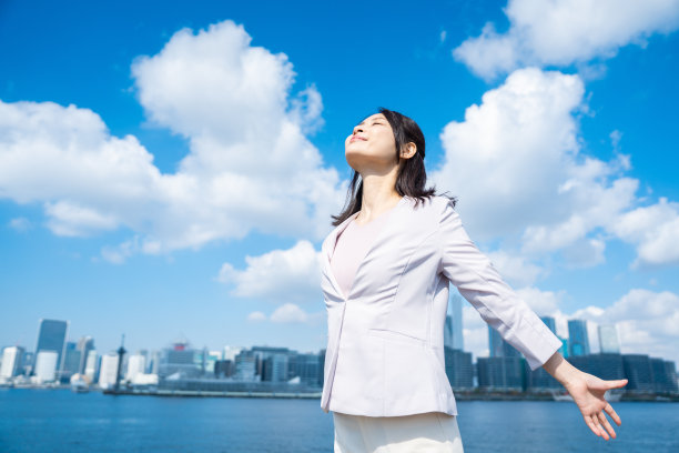 年轻的女商人在外面深呼吸图片下载