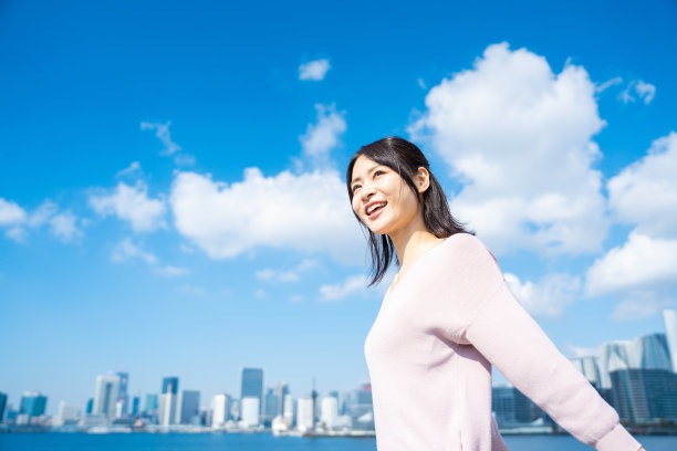 年轻的女商人在外面深呼吸图片下载