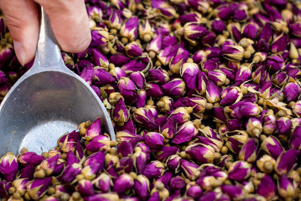 泰国市场的一大箱茶叶。图片下载