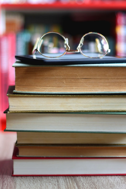 一堆书，电子阅读器和眼镜图片下载