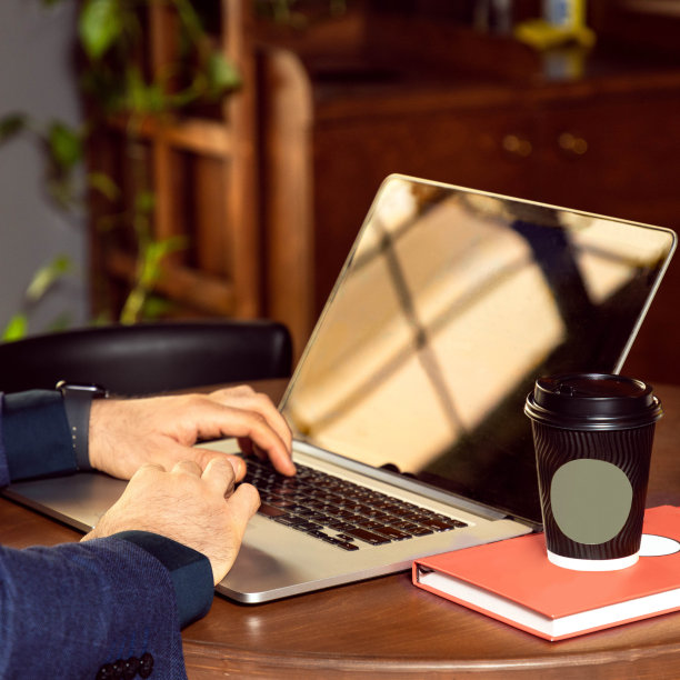 年轻的商人在咖啡店工作，喝咖啡图片下载