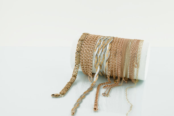 金色的首饰孤立在白色的背景上图片下载