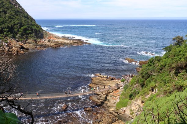 南非齐齐卡马国家公园，暴风雨河上的吊桥，花园路线图片下载