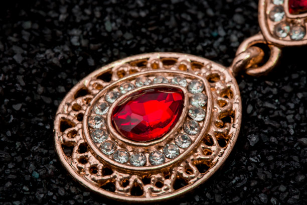 旧的和破碎的废金金属珠宝黑色背景图片下载