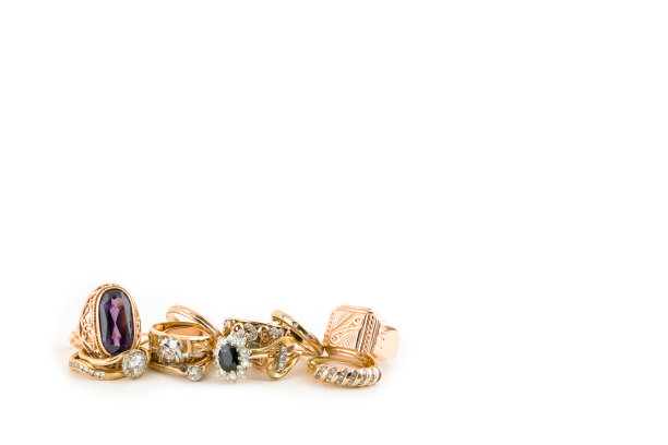 金色的首饰孤立在白色的背景上图片下载