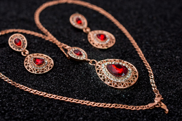 黑色背景上镶有钻石的金色套装图片下载