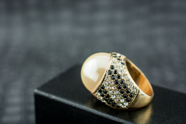 旧的和破碎的废金金属珠宝黑色背景图片下载