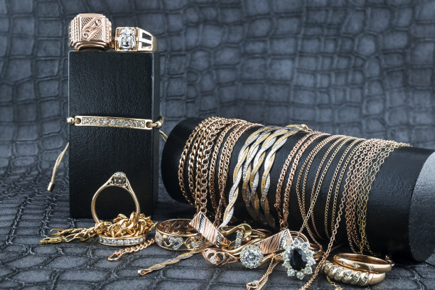 旧的和破碎的废金金属珠宝黑色背景图片下载