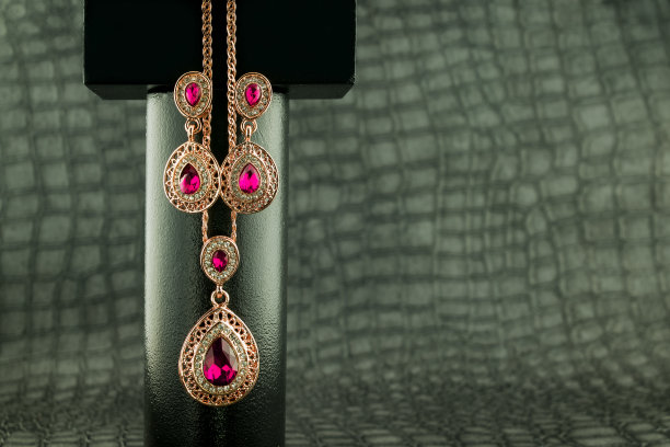 黑色背景上镶有宝石的金色套装图片下载