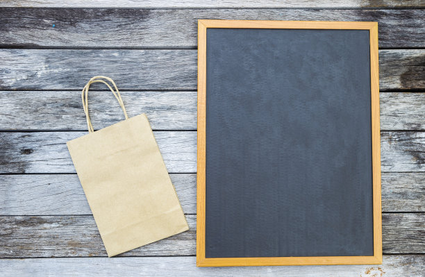 黑色板与纸袋上的木材背景图片下载
