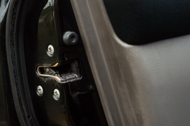 一辆黑色现代汽车的闭门锁。图片下载