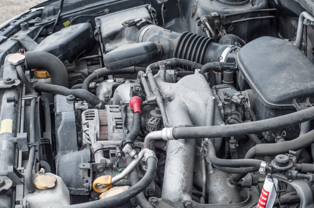 汽车发动机的装置部件位于发动机舱内图片下载