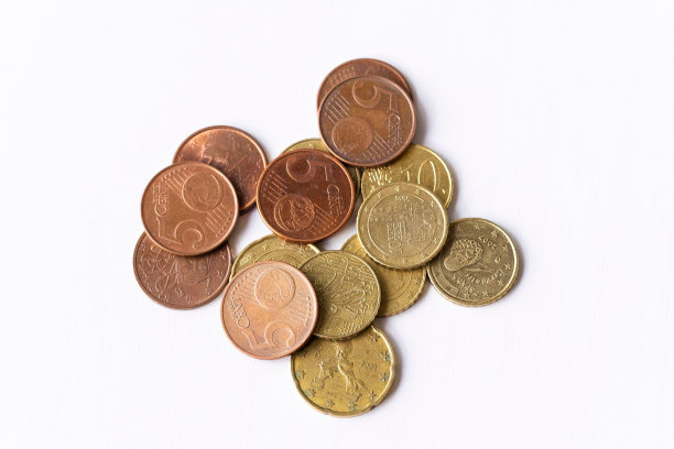 白色背景上孤立的旧小金属硬币的特写视图图片下载