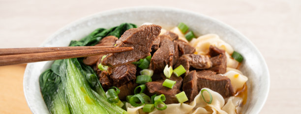 牛肉面。台湾名菜放在木桌上的碗里。图片下载