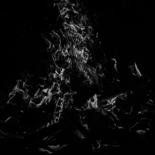 火焰火焰在黑色背景，火焰火焰纹理的背景，美丽，火是燃烧，火焰火焰与木材和牛粪篝火黑白图片下载