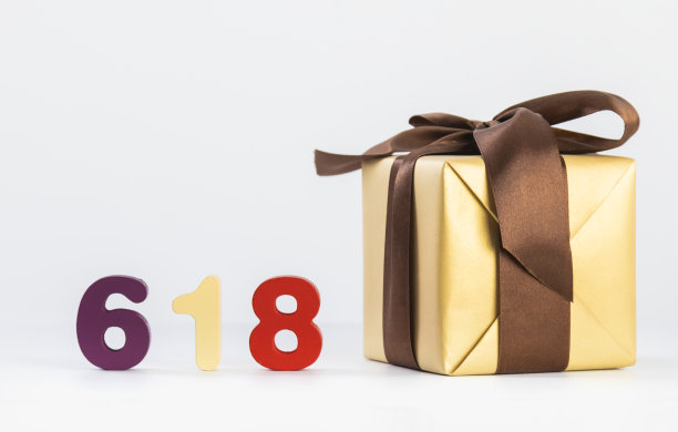 礼盒和数字模型在纯色背景图片下载