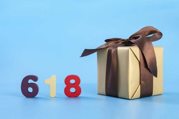 礼盒和数字模型在纯色背景图片下载