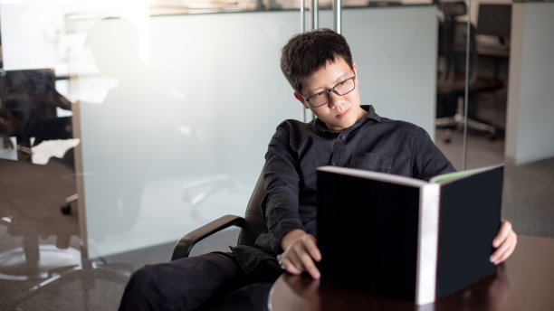 亚洲商人在图书馆看书图片下载