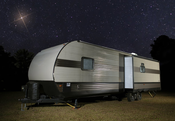 在一个晴朗的夜晚，一颗圣诞星照耀在露营拖车上图片下载