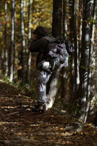 背着背包的士兵图片下载