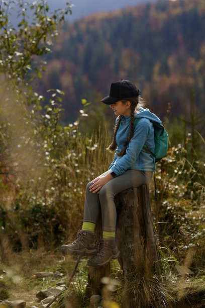 在山里远足图片下载