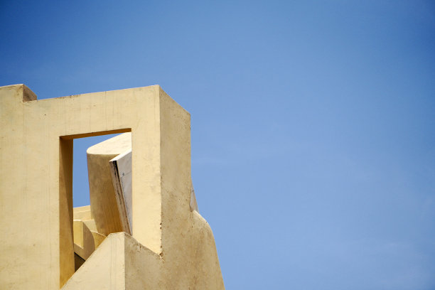 印度斋浦尔Jantar Mantar天文台。几何形状的建筑孤立在蓝天背景。图片下载