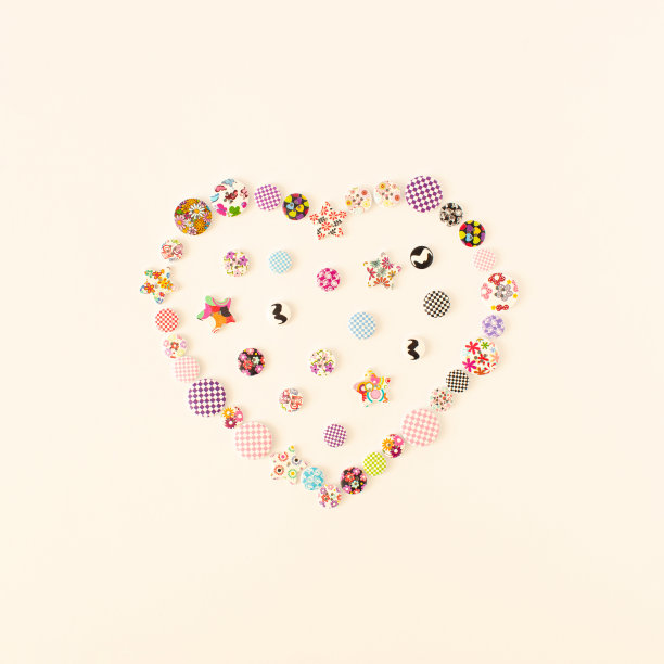 心形的彩色按钮在白色明亮的背景。情人节的主意。图片下载