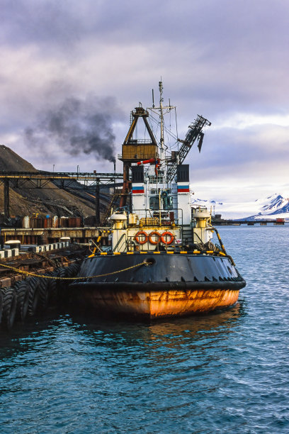 停泊在斯瓦尔巴群岛港口的拖船图片下载