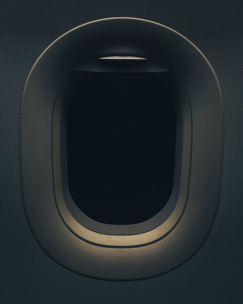 垂直特写的飞机窗户与黑暗的天空的观点图片下载