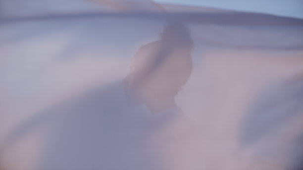 透明的白色面纱后面的美丽神秘的非洲伦理妇女图片下载