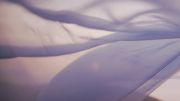 白色透明织物在风中摇曳图片下载