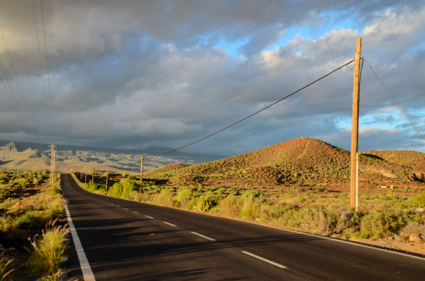 沙漠中的孤独之路图片下载