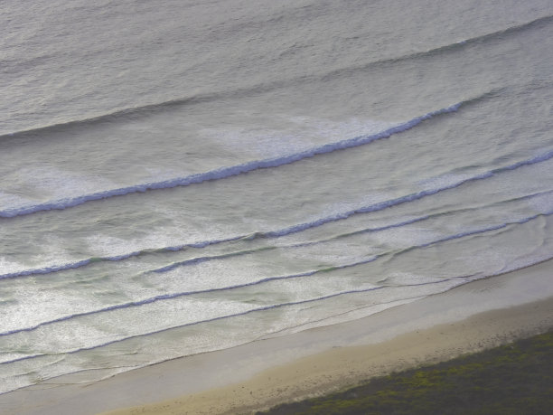 海滩上海浪的高角度视图图片下载