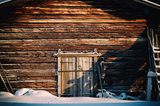 大雪冬日的乡村木屋图片下载