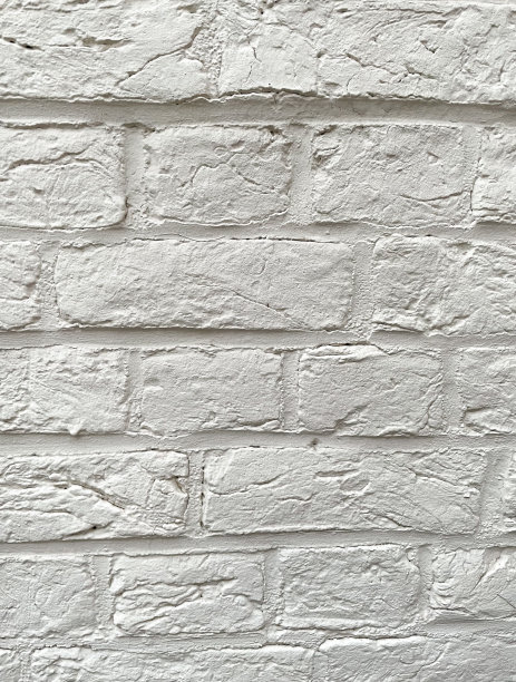 白色纹理背景图片。不同大小的旧白色油漆砖的特写。图片下载