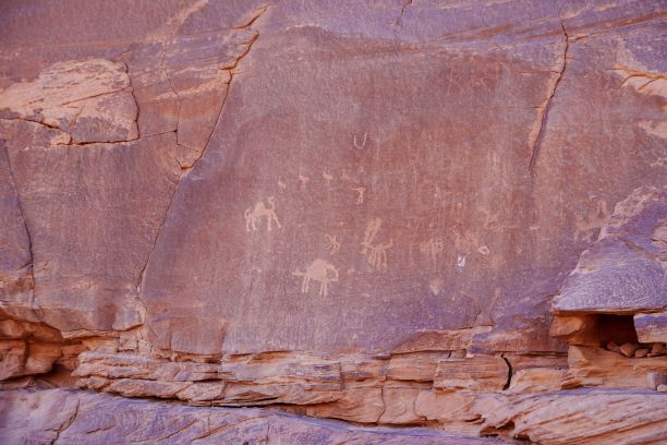 约旦瓦迪拉姆沙漠中史前纳巴泰铭文的特写图片下载