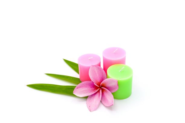 美丽的粉红色鸡蛋花与蜡烛和叶子孤立在白色背景。图片下载