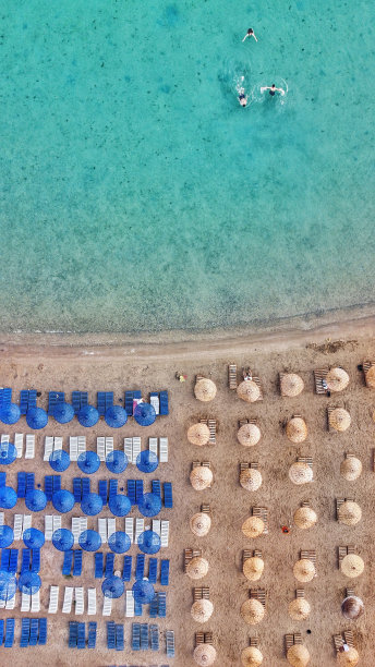 阳伞，海滩海岸，无人机照片，海滩图片下载