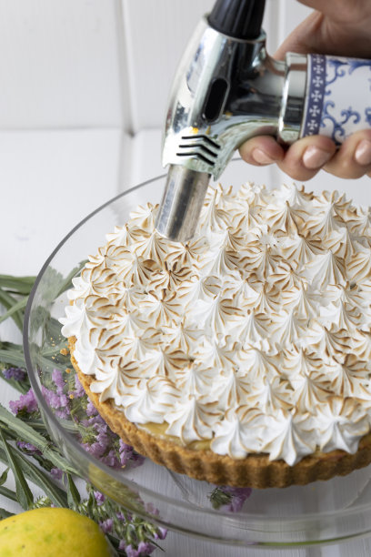 工作，燃烧的糕点奶油蛋糕，甜蜜的甜点和厨房工具图片下载