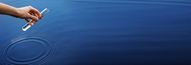 横幅水样。手收集水去探索。概念-水纯度分析，环境，生态。水中感染检测，允许游泳。选择性聚焦，放置文本图片下载